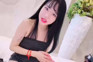 跟典典聊聊天词穷了就用GG塞住她的嘴-典典肉圆妹