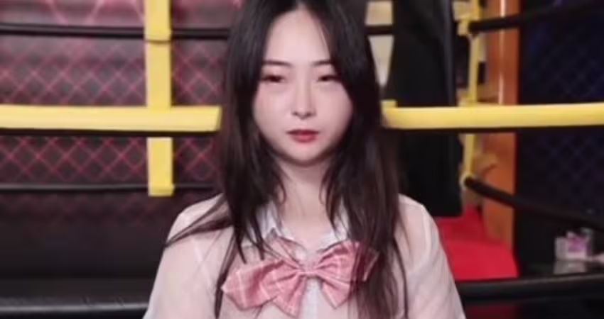 娇小台湾拳击可爱 女孩拳击台地板上猛干-汝工作室