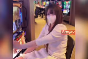 FC2PPV 4939451 ※乳首イキ【無修正】金欠でお金借りに来た関西女子をハメ撮り。敏感デカクリを弄られよがる彼女に真正中出し。。。LIVE