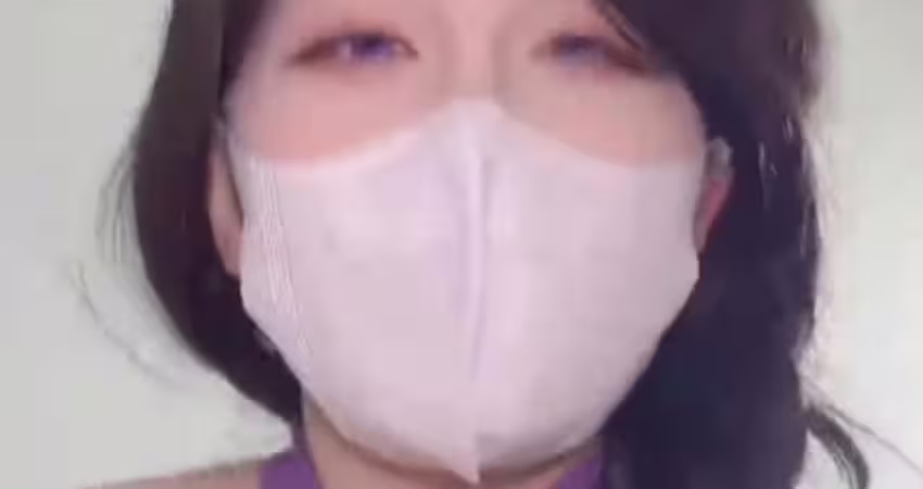 在儿媳卧室发现她的长丝袜拿起来蹭鸡巴被发现她竟然主动换上性感的睡衣出来求操-珊迪星