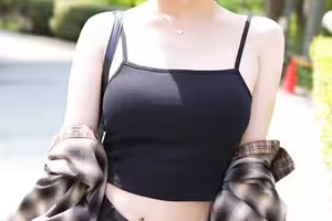 fc2-ppv 4815389 【2025年最佳作品】擁有美腿的29歲苗條妻子三年來首次與前任好友重逢。中出原始性交與強烈的性慾衝突（鳴海）| FC2電子市場