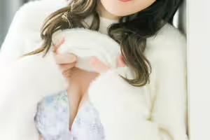 見た目は清楚なのにチンコ触るの大好き美女がヤバかった！フワフワ美巨乳を揉みながらネットリキス、上目遣いがエロすぎ◆グチュグチュマ○コを弄りしっとりフェラ、生挿入で中出し！2回目は騎乗位＋電マ鬼ピスで連続中出ししちゃった◆