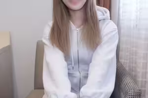 FC2PPV 4865957 4/2まで990pt 「初撮」色白スレンダーな新卒美乳後輩　ヨって熱くなったカラダ、柔らかい美乳をたっぷり堪能、ピンク色のパイパンマンコを奥まで何度も突いて中出し！