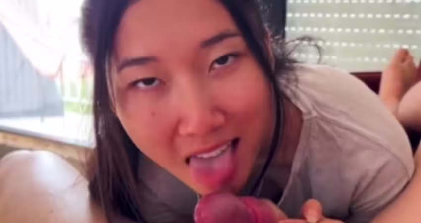 和男友躺沙发上猛力操我的小穴射了很多精液-EMILY