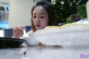 約了個少婦吃完飯直播啪啪 上位騎乘大力猛操搞了兩炮很是誘惑 約了個少婦吃完飯直播啪啪 上位騎乘大力猛操搞了兩炮很是誘惑