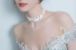 同樣是藍色妖姬，為何迪麗熱巴的好看，難道是因為娃娃臉？