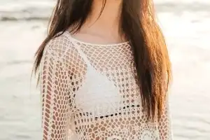 李沁一身藍色長裙化身海的女兒，美麗動人。