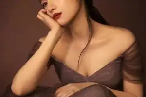 現在的小花好敢穿,張婧儀芭蕾上衣配皮裙「上下失守」,腿真細 ... 現在的小花好敢穿,張婧儀芭蕾上衣配皮裙「上下失守」,腿真細 ...