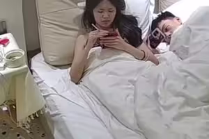 酒店偷拍清纯漂亮的邻家眼镜小美女