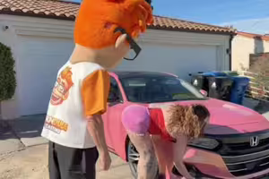 Avalon Mira – Porn Dude Peeks Under Avalon Mira’s Hood